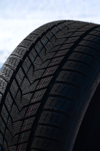 фото протектора и шины WINTERHAWKE II Шина ZMAX WINTERHAWKE II 245/40 R20 99V